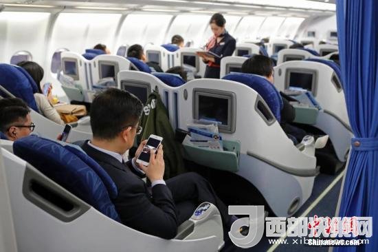 在東航MU5137航班上，旅客全程在飛行模式下可以使用手機。殷立勤 攝