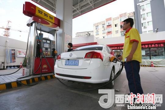 資料圖：山西太原，加油站工作人員正在給車輛加油?！?jiān)?攝
