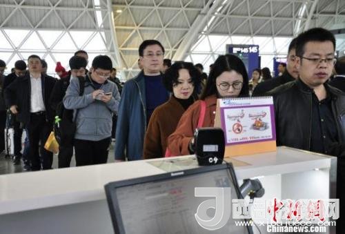 圖為旅客等待進(jìn)入客艙?！慰∶?攝