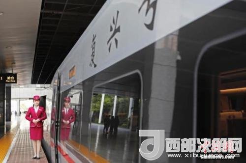 資料圖：4月10日，列車員在“復興號”列車旁迎接旅客的到來。 <a target='_blank'  data-cke-saved- >中新社</a>記者 殷立勤 攝