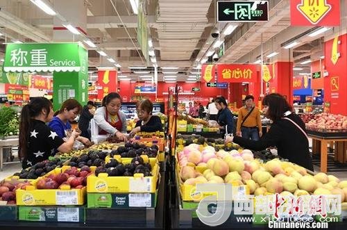 資料圖：民眾在超市選購水果。<a target='_blank'  data-cke-saved- >中新社</a>記者 俞靖 攝