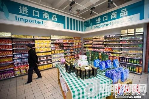 資料圖：民眾正在超市挑選進口商品。 <a target='_blank'  data-cke-saved- >中新社</a>記者 張云 攝