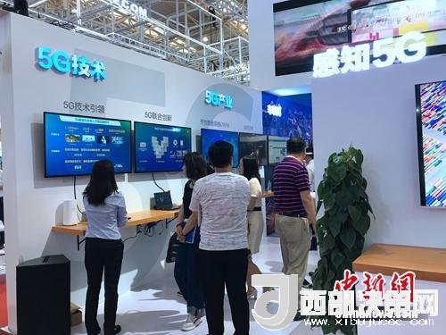 資料圖：普通消費(fèi)者在參觀5G技術(shù)展示。<a target='_blank'  data-cke-saved-  >中新網(wǎng)</a> 吳濤 攝