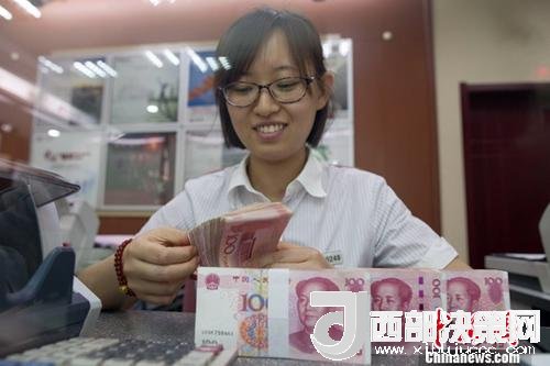 7月5日，山西太原一銀行工作人員正在清點貨幣。人民幣對美元匯率中間價在經(jīng)歷了過去11個交易中的10次下調(diào)后終于迎來大漲。5日，中國外匯交易中心公布人民幣對美元匯率中間價報6.6180，較前一交易日大幅上調(diào)415個基點，創(chuàng)下自2017年10月11日以來的最大升幅。<a target='_blank' >中新社</a>記者 張云 攝
