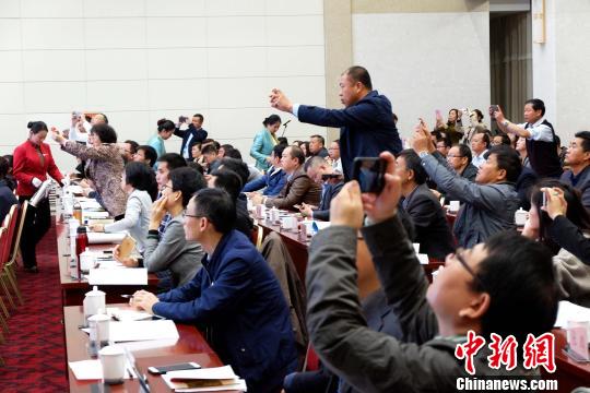 圖為與會(huì)嘉賓認(rèn)真聽(tīng)取專(zhuān)家演講?！±铍h 攝