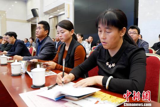 圖為與會(huì)嘉賓聆聽(tīng)專(zhuān)家演講?！±铍h 攝