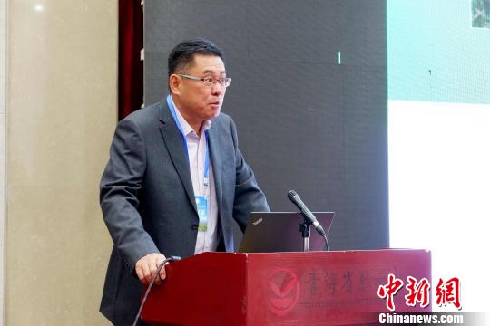 圖為青海省農(nóng)林科學(xué)院副院長(zhǎng)、國(guó)家大麥青稞產(chǎn)業(yè)技術(shù)體系崗位科學(xué)家遲德釗正在發(fā)言。　李雋 攝
