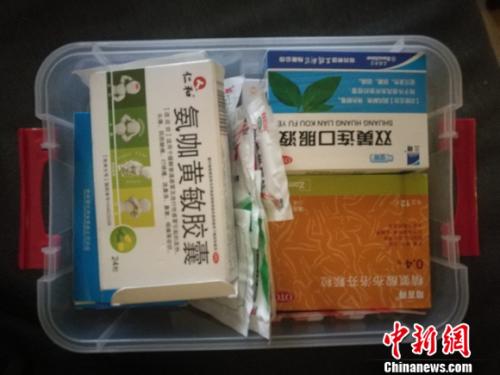 圖為家里的藥盒。 謝藝觀 攝