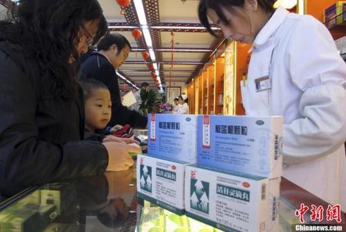 資料圖：北京一家老字號藥店內(nèi)，前來購買藥品的市民絡(luò)繹不絕。<a target='_blank'  data-cke-saved- ><p  align=