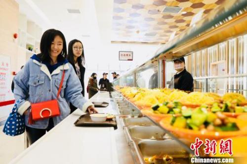 　資料圖：消費者在餐廳就餐?！惴?攝