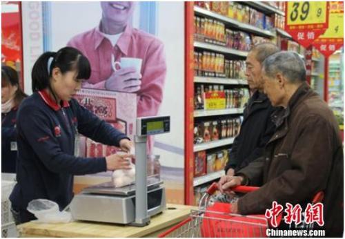 資料圖：在保定市北市區(qū)一家大型超市內(nèi)，促銷員正在為購買雞蛋的市民稱量、打包。李芳華 攝