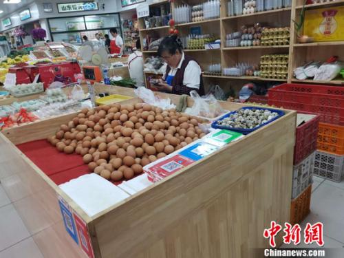 圖為菜市場里賣的雞蛋。 謝藝觀 攝