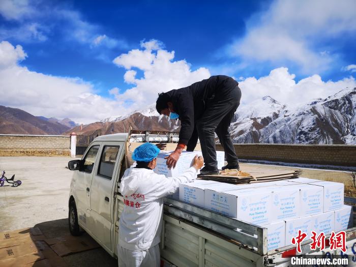 圖為工作人員搬運(yùn)物資。堆龍德慶區(qū)宣傳部供圖