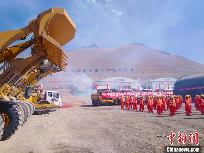 備受國內(nèi)外關(guān)注的G0711線烏魯木齊至尉犁高速公路建設(shè)項目天山勝利隧道復工“進行時”?！￡悇︼w 攝