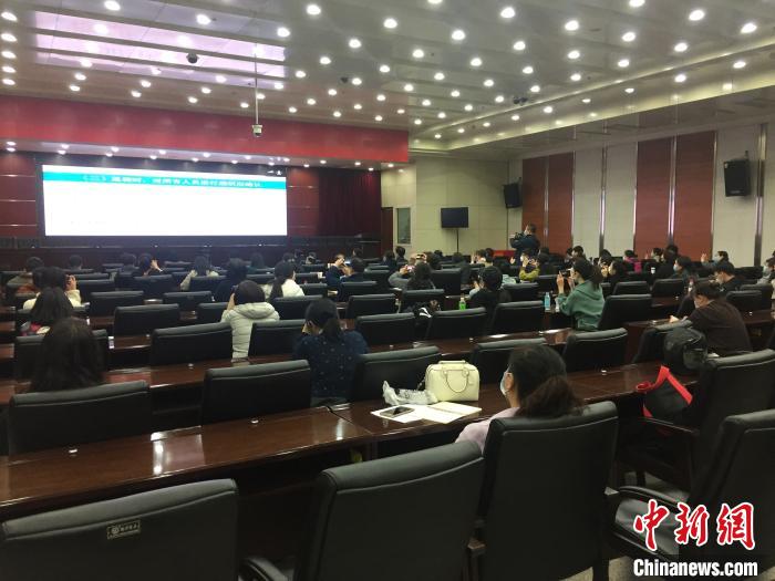 山西選派554名疫情防控指導員駐校指導高三年級開學疫情防控?！「呷鸱?攝