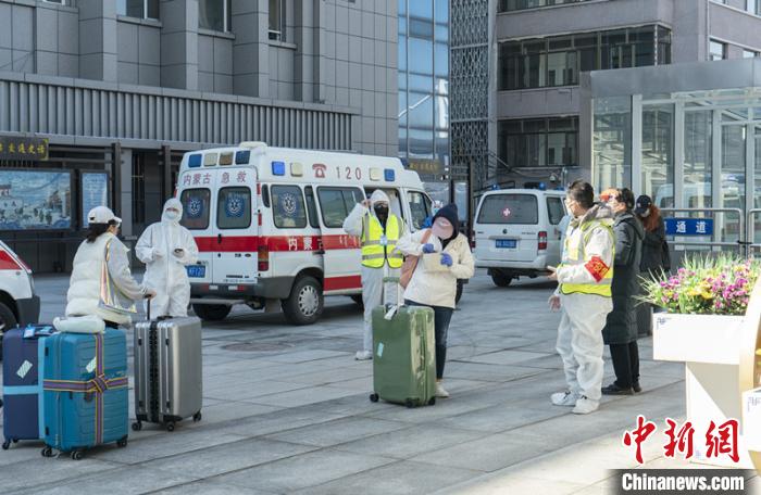 圖為呼和浩特車站“外防輸入”?！∠牧?攝