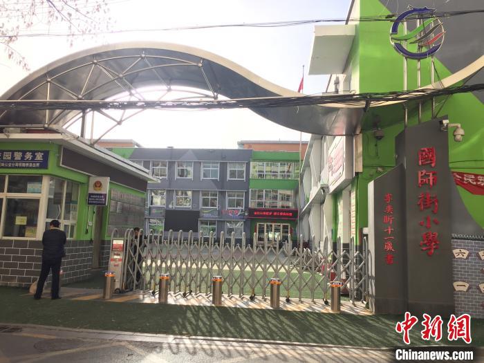 校門口設(shè)置臨時等候區(qū)，區(qū)域四周5米為禁行區(qū)?！「呷鸱?攝