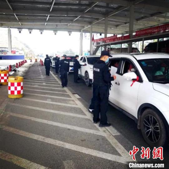 圖為云南一邊境檢查站防控疫情同時嚴防境外毒品滲透?！≡颇鲜」矎d供圖 攝
