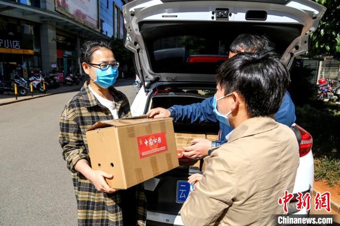 圖為昆明支援湖北醫(yī)護人員家庭收到“暖心蔬菜”。云南省委統(tǒng)戰(zhàn)部供圖
