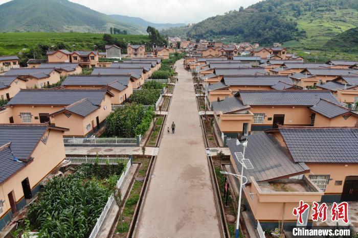 平坦的水泥路從村民居住區(qū)穿過。　張浪 攝