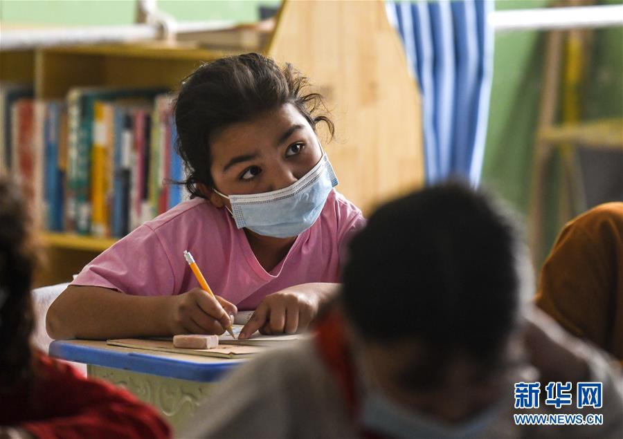 (新華全媒頭條·圖文互動)(13)旗引天山南北 譜寫發(fā)展新篇——以習(xí)近平同志為核心的黨中央關(guān)心新疆工作紀(jì)實(shí)