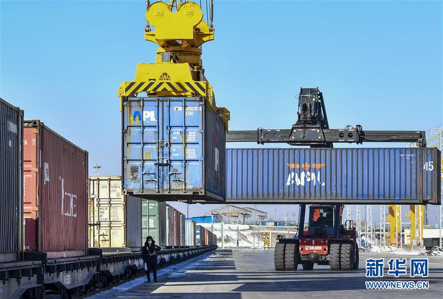 (新華全媒頭條·圖文互動)(14)旗引天山南北 譜寫發(fā)展新篇——以習(xí)近平同志為核心的黨中央關(guān)心新疆工作紀(jì)實(shí)