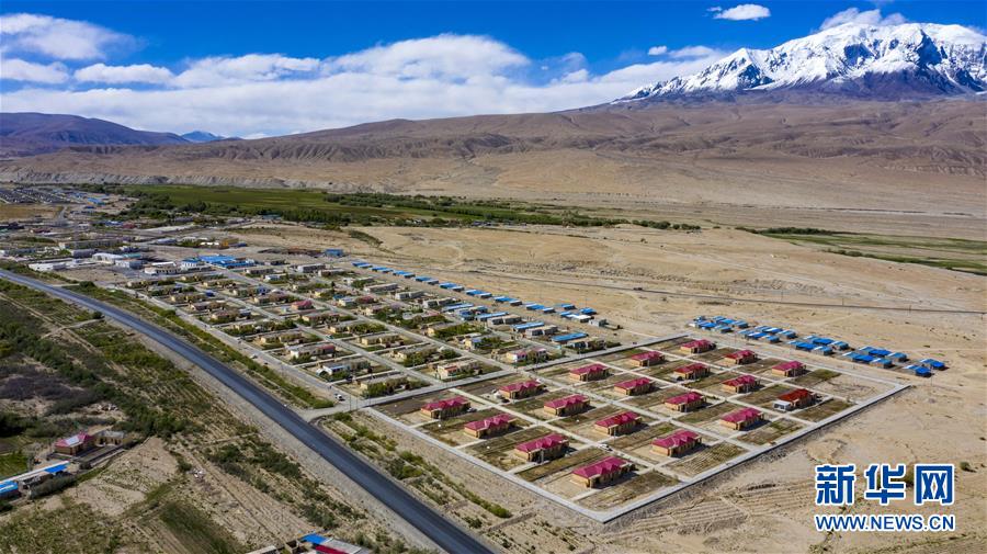 (新華全媒頭條·圖文互動)(4)旗引天山南北 譜寫發(fā)展新篇——以習(xí)近平同志為核心的黨中央關(guān)心新疆工作紀(jì)實(shí)