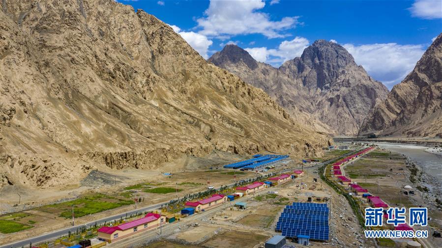(新華全媒頭條·圖文互動)(6)旗引天山南北 譜寫發(fā)展新篇——以習(xí)近平同志為核心的黨中央關(guān)心新疆工作紀(jì)實(shí)