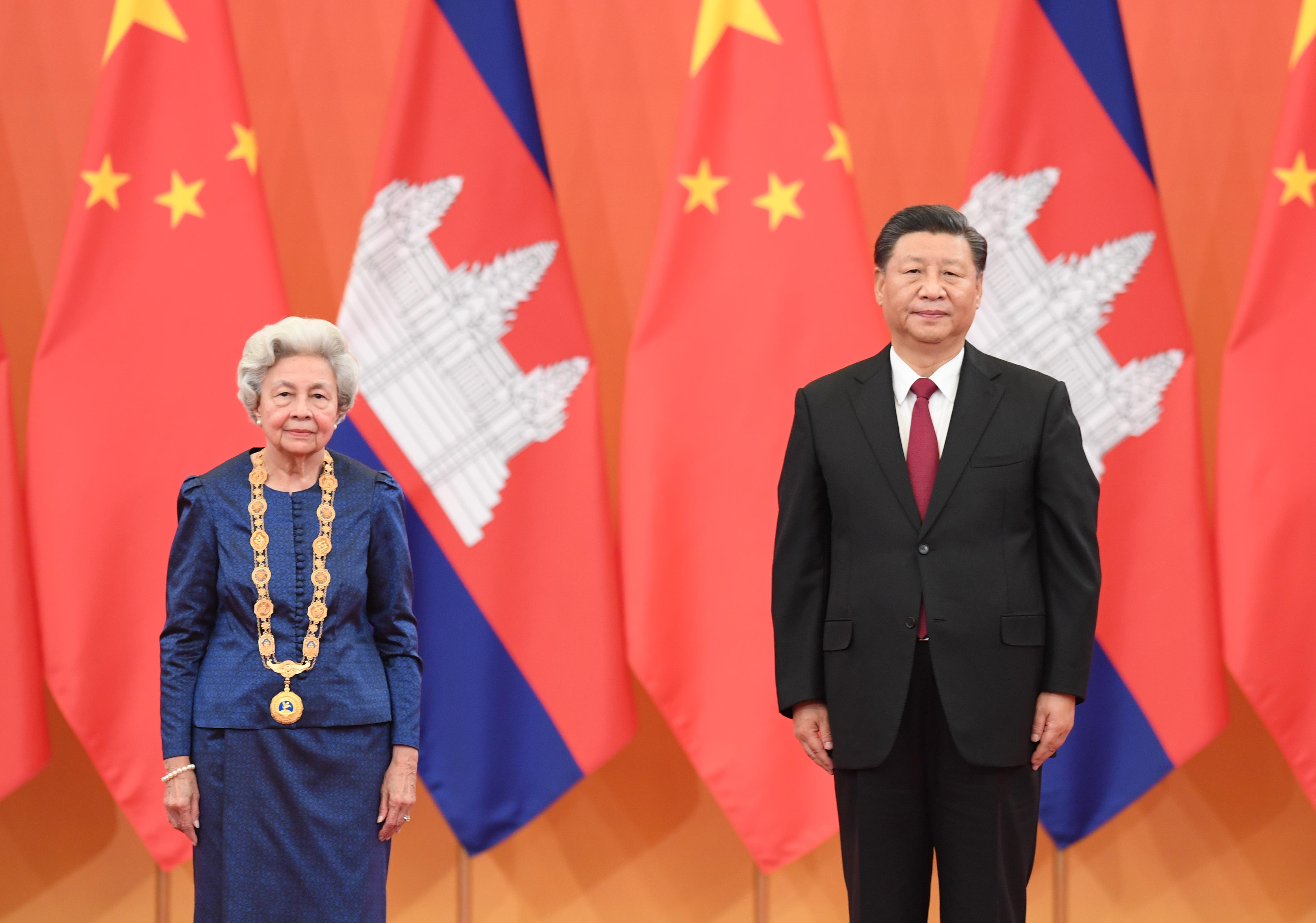 11月6日，國家主席習(xí)近平在北京人民大會(huì)堂為柬埔寨太后莫尼列舉行中華人民共和國“友誼勛章”頒授儀式。