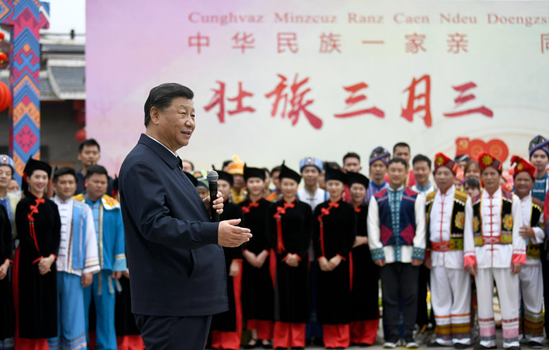 2021年4月27日，習(xí)近平總書記在南寧市廣西民族博物館外，同參加三月三“歌圩節(jié)”民族文化活動的各族群眾親切交流。