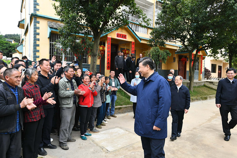 2021年4月25日，習(xí)近平總書記在桂林市全州縣才灣鎮(zhèn)毛竹山村考察時，同鄉(xiāng)親們親切交流。