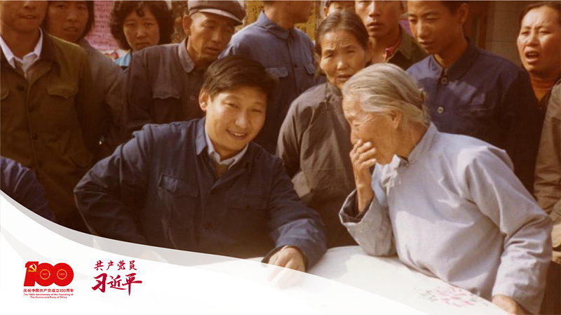 1983年，時(shí)任河北正定縣委書記習(xí)近平在大街上聽(tīng)取來(lái)訪群眾的意見(jiàn)。