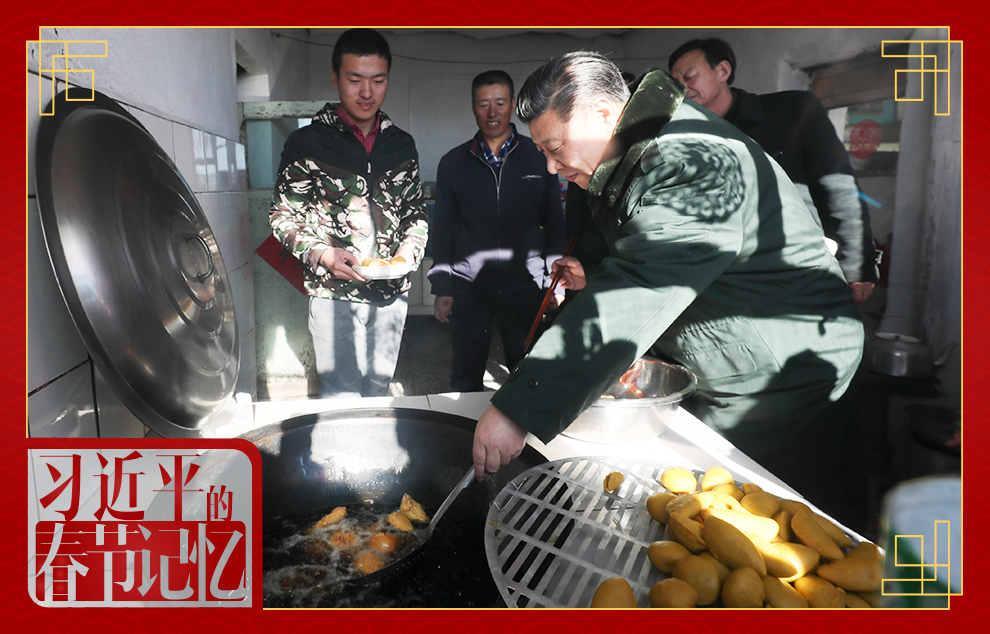 2017年1月24日，習(xí)近平總書記在河北省張家口市張北縣小二臺(tái)鎮(zhèn)德勝村村民徐學(xué)海家炸年糕。