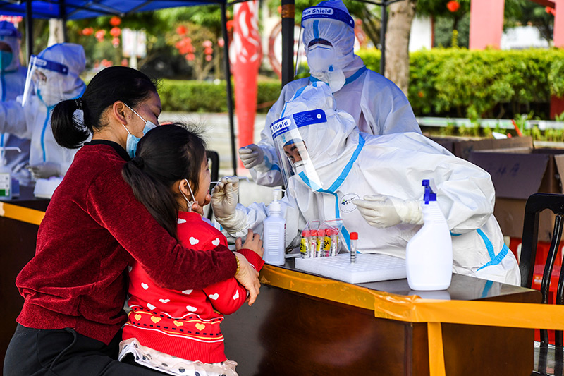 2022年2月16日，在廣西百色市德?？h，醫(yī)務(wù)人員在做核酸采樣。