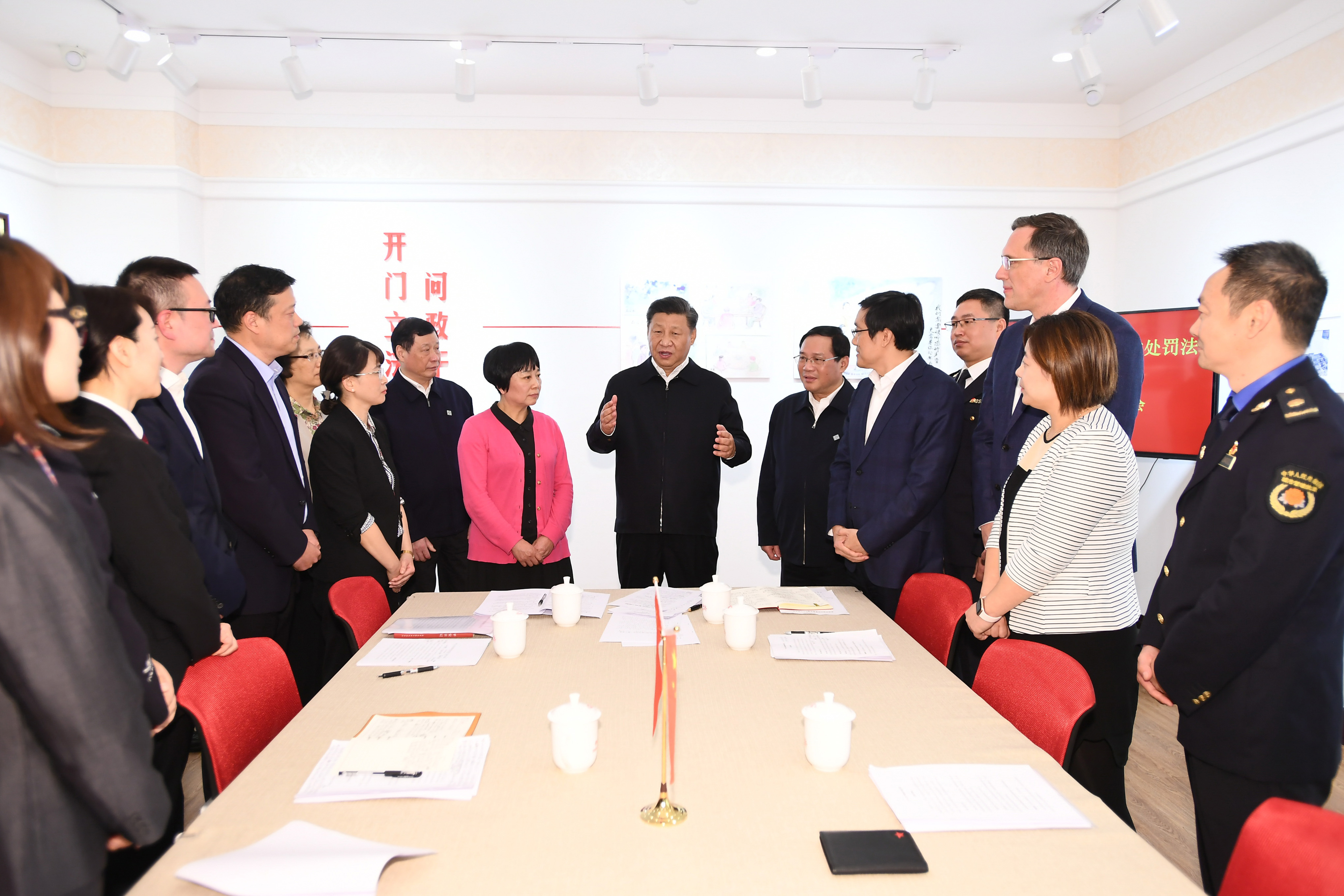 2019年11月2日，習(xí)近平總書記在上海長寧區(qū)虹橋街道古北市民中心，同正在參加立法意見征詢的社區(qū)居民代表親切交流。