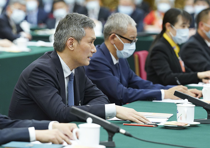 2020年5月24日，全國(guó)人大代表羅杰（左一）參加湖北代表團(tuán)的審議并發(fā)言。